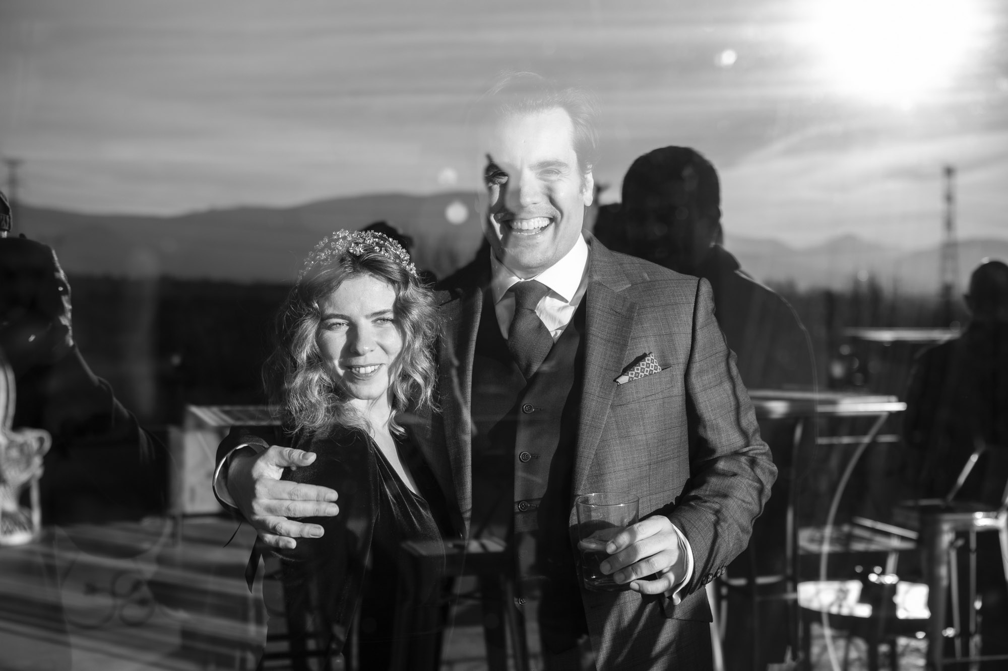Pareja de novios brindando en blanco y negro durante la boda