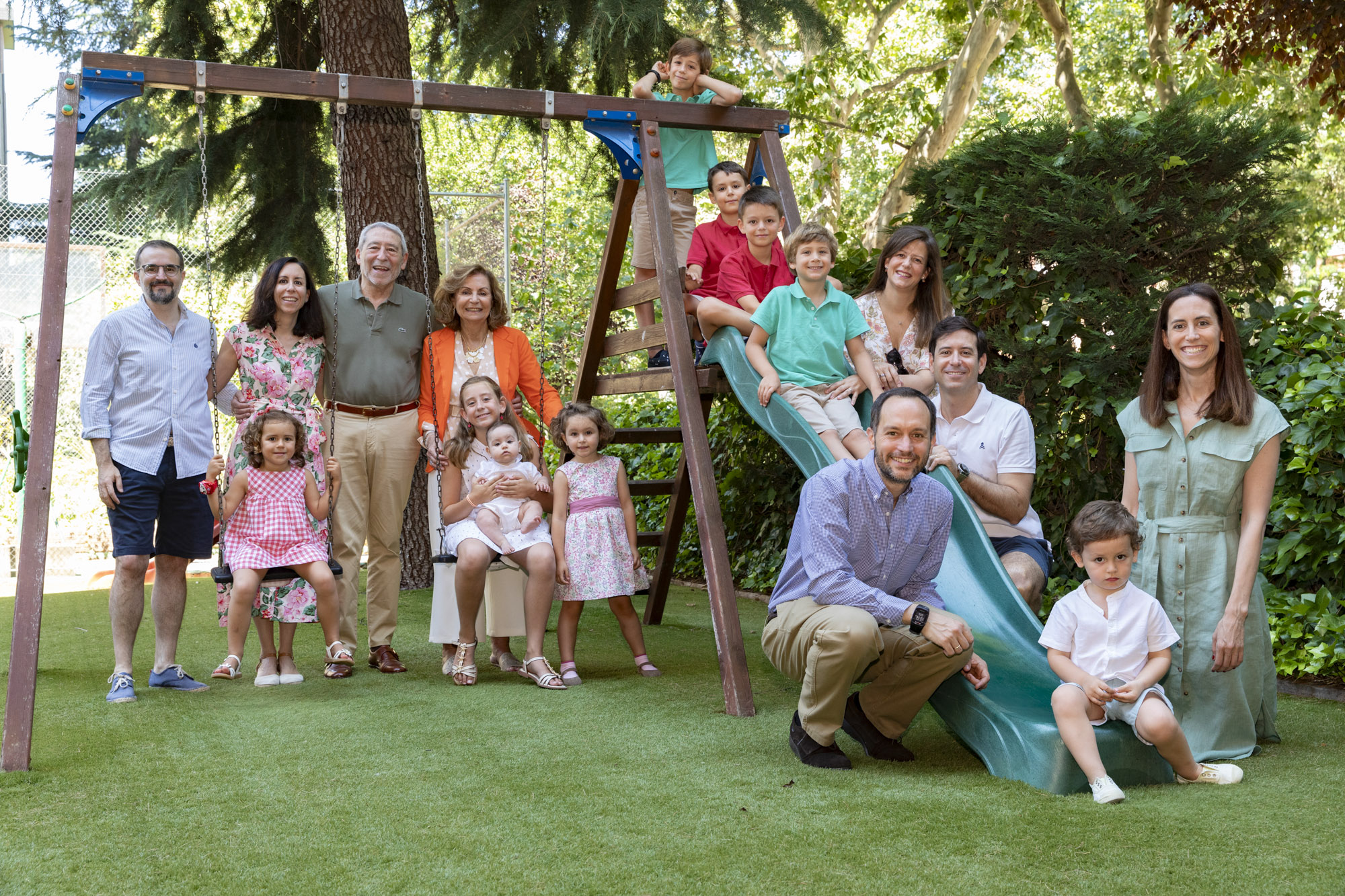Retrato de familia numerosa de varias generaciones en Torrelodones