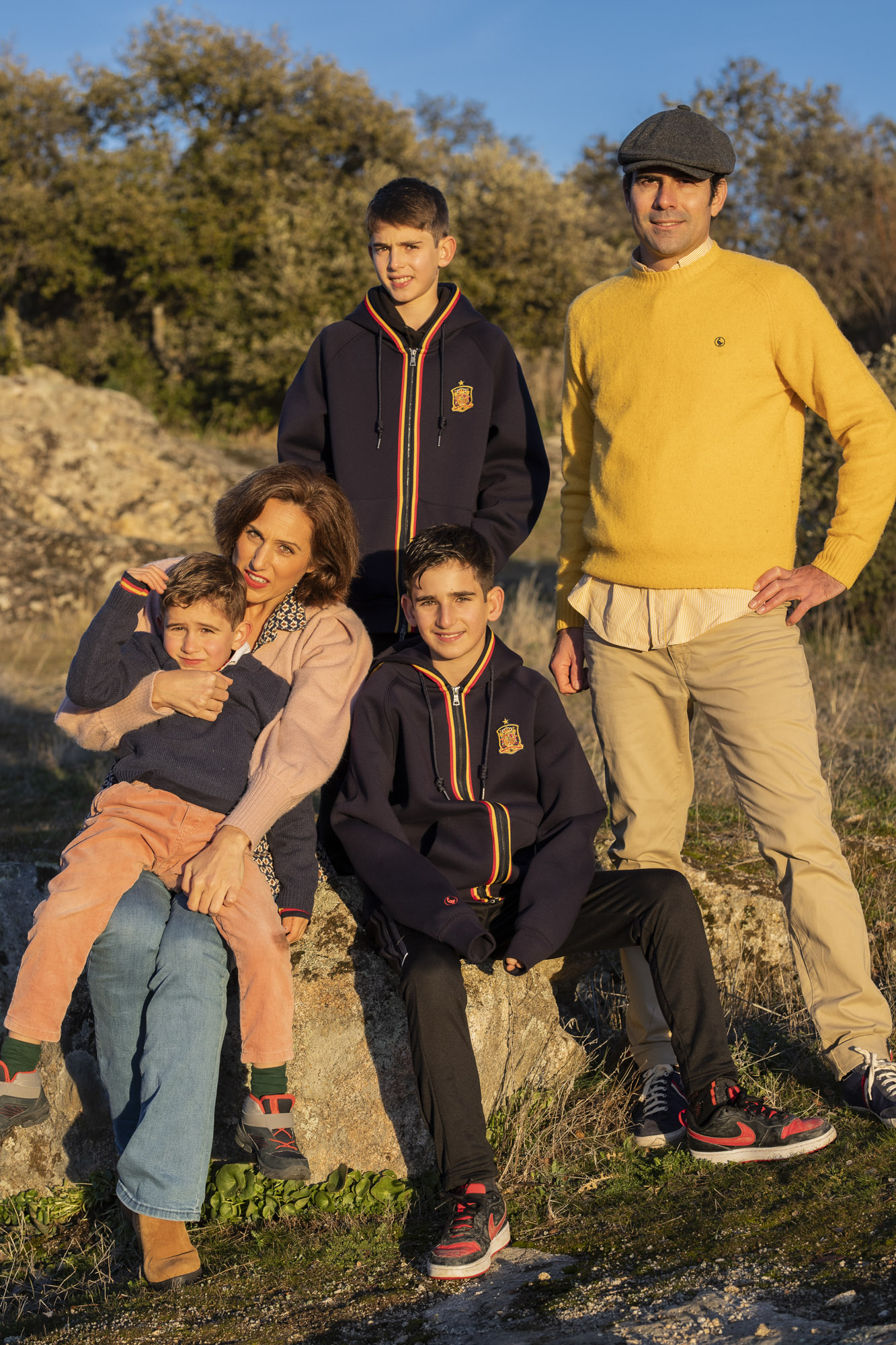 Retrato familiar al atardecer en el campo cerca de Madrid