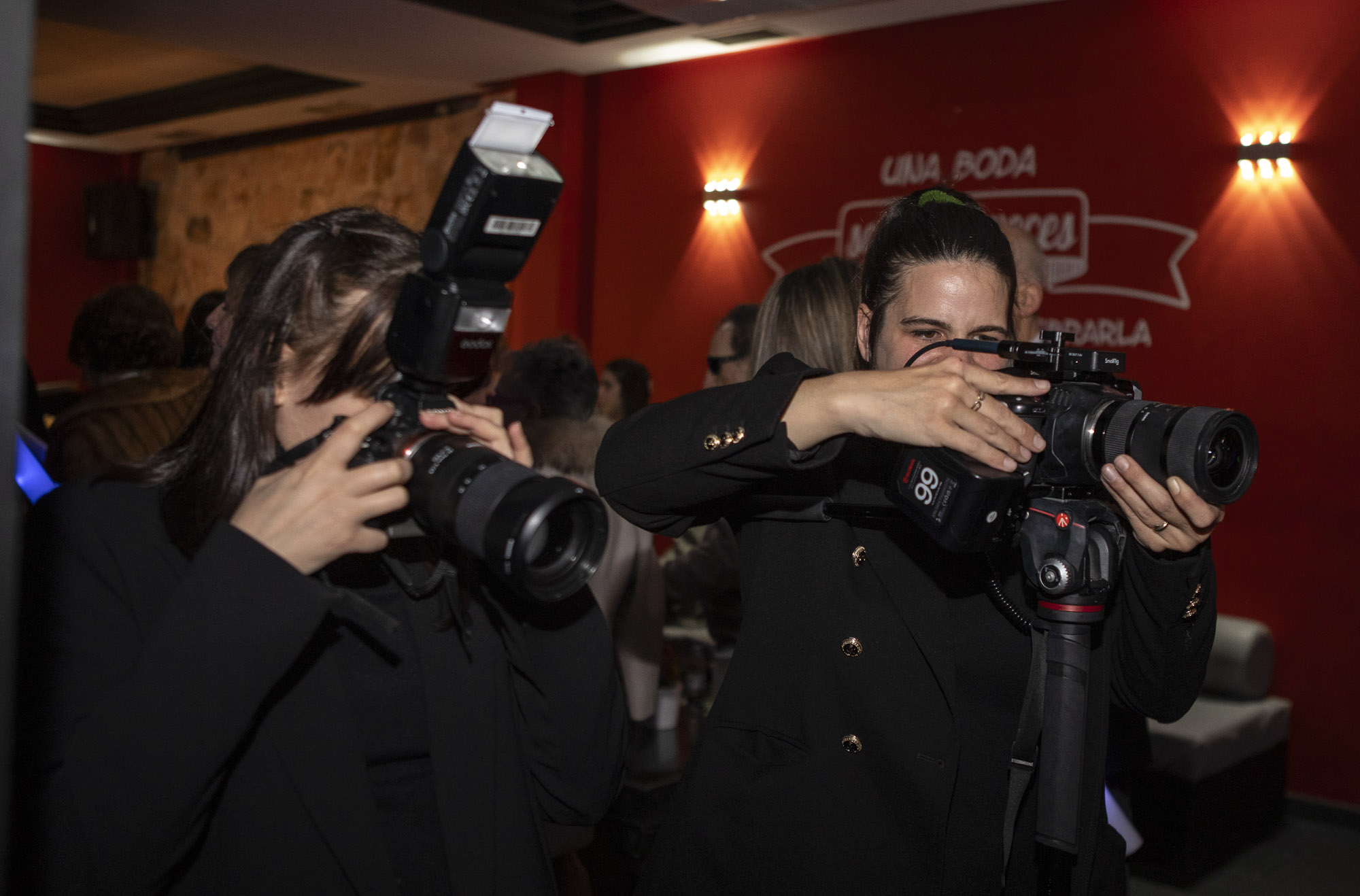 Fotógrafas cubriendo un evento profesional en Madrid