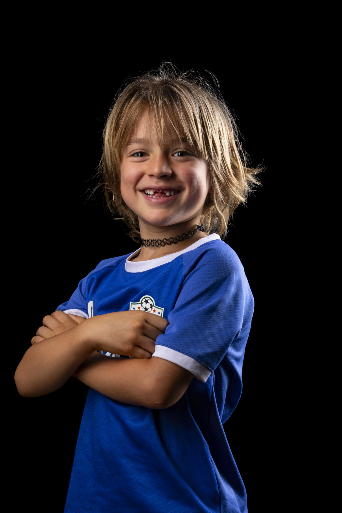Retrato infantil de niño con camiseta de fútbol en estudio en Torrelodones