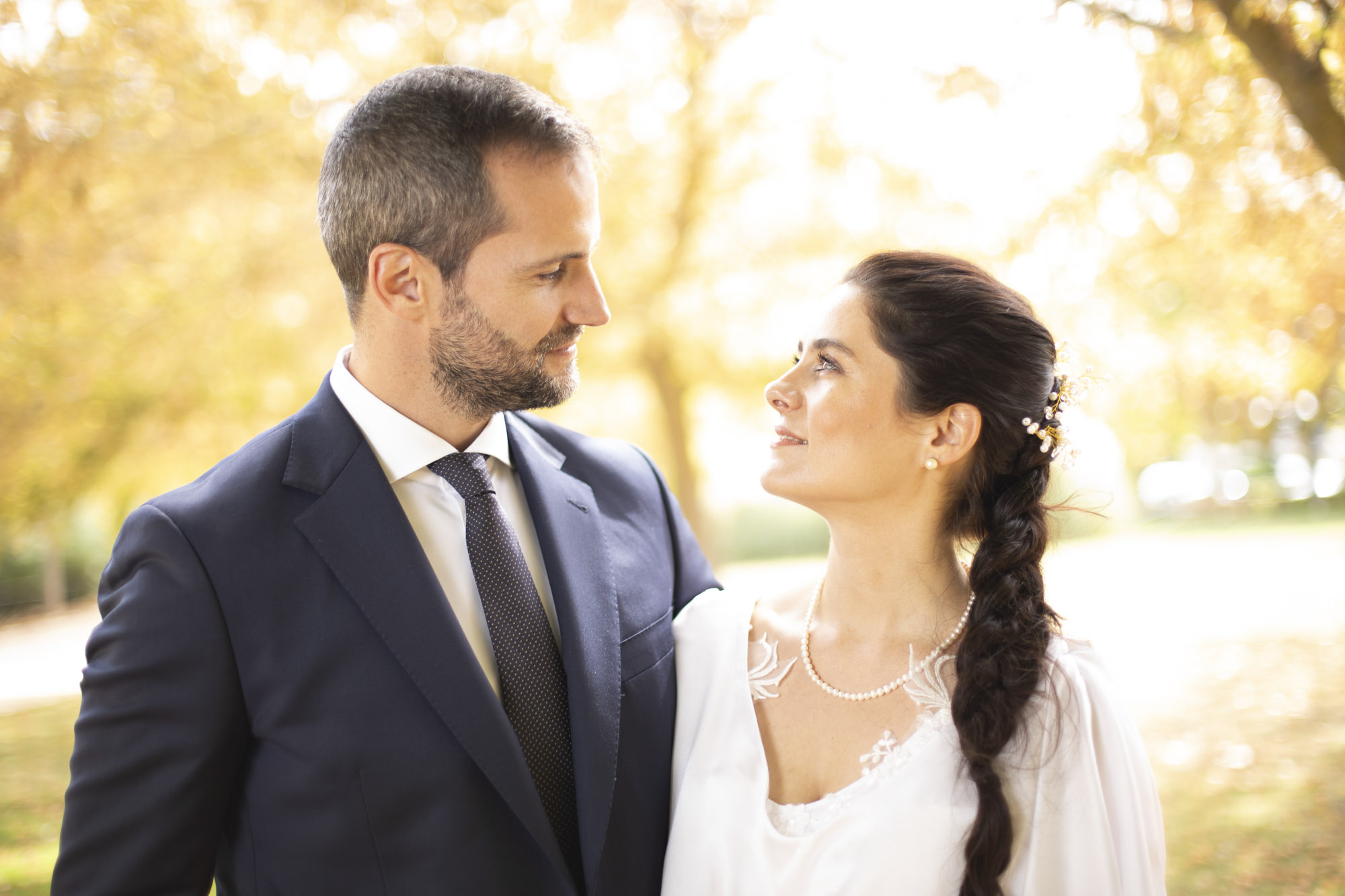 Pareja de novios bajo luz cálida el día de su boda